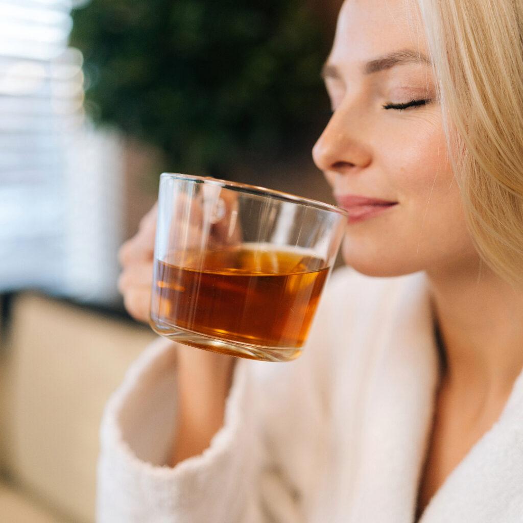 Kräutertee gegen Schwellungen abtropfen lassen